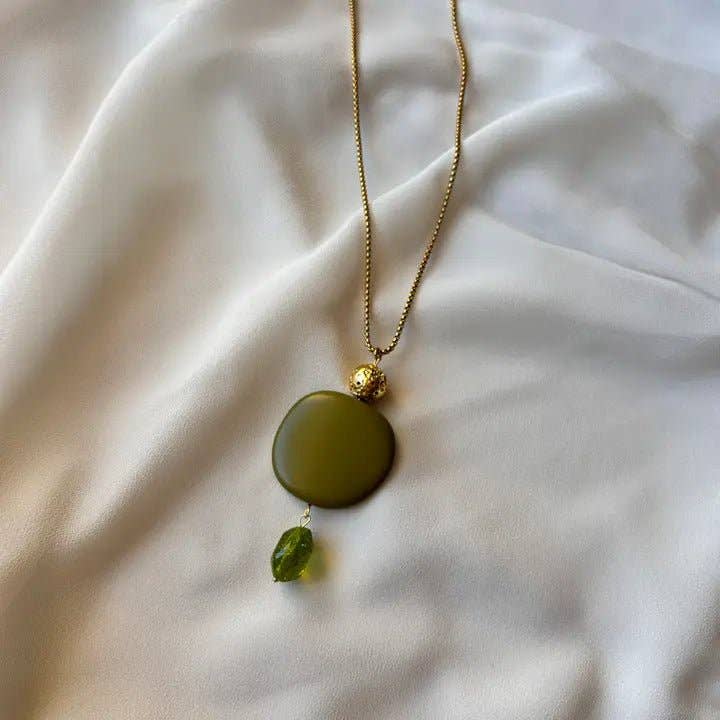 Collar Oliva. Acero inoxidable y peridoto