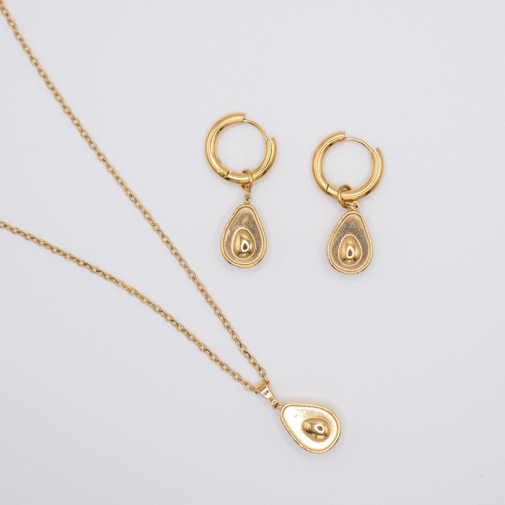 Collar Avocado.  Acero inoxidable chapado en oro de 18K