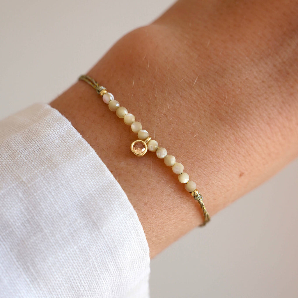 Pulsera Blanca. Perlas blancas y circonio rosa pálido