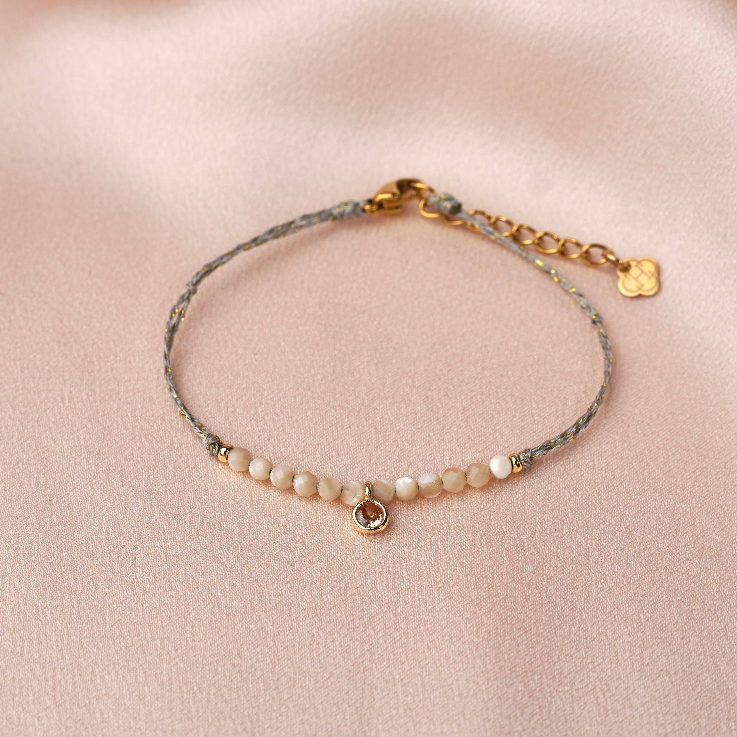 Pulsera Blanca. Perlas blancas y circonio rosa pálido