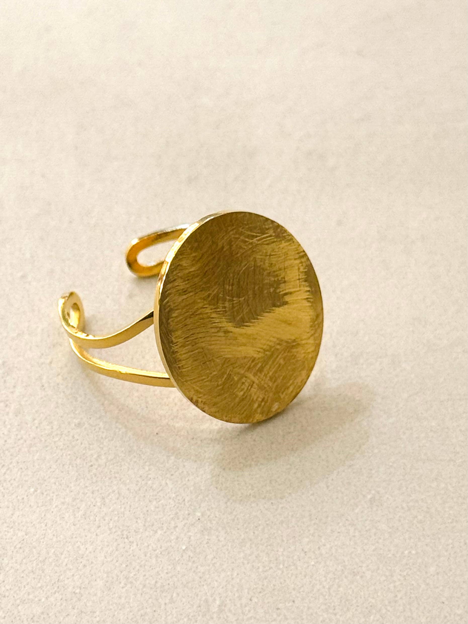 Anillo Eclipse. Acero inoxidable chapado en oro 14K cepillado