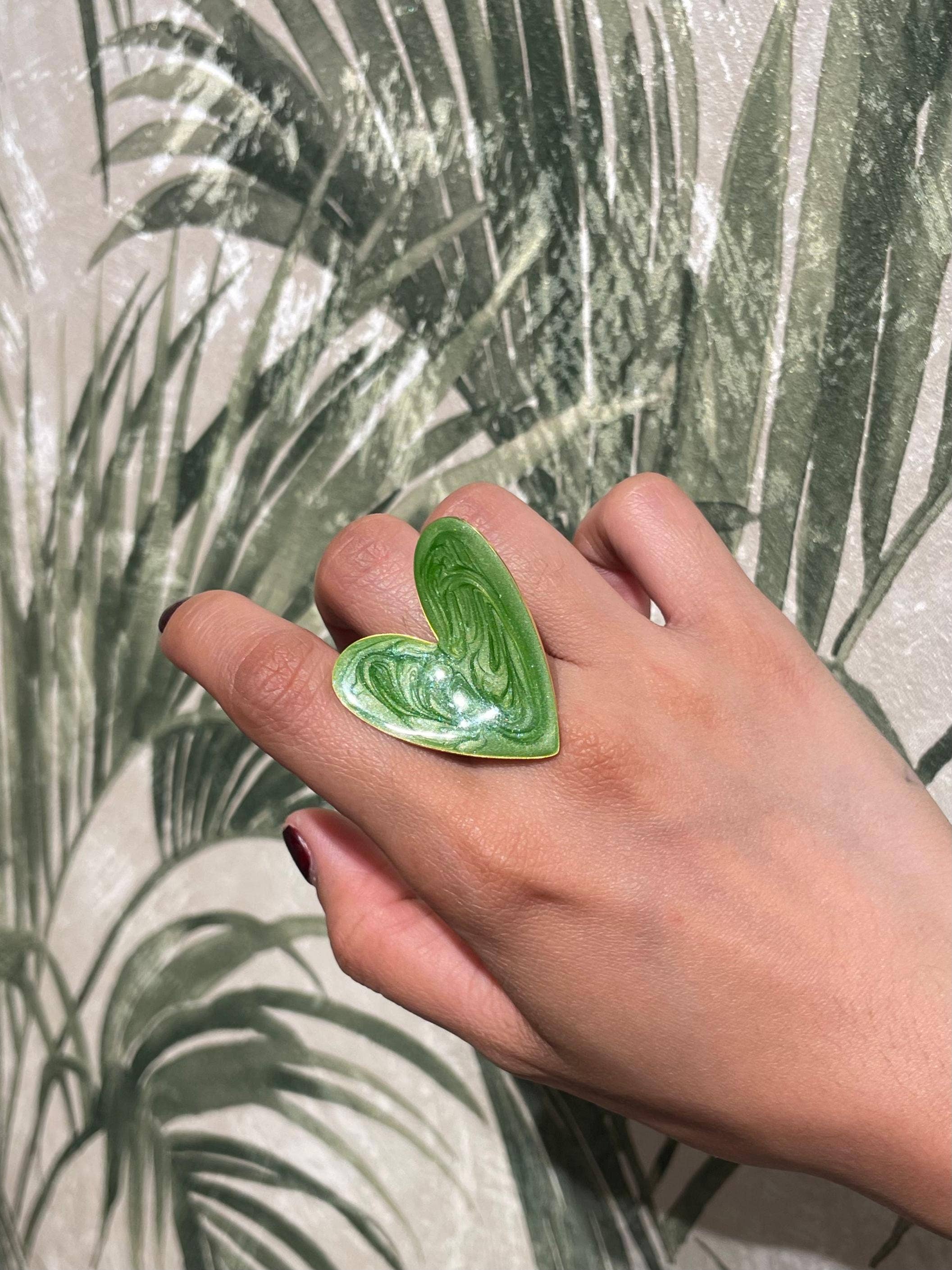 Anillo Green. Acero inoxidable chapado en oro 14K y esmalte.
