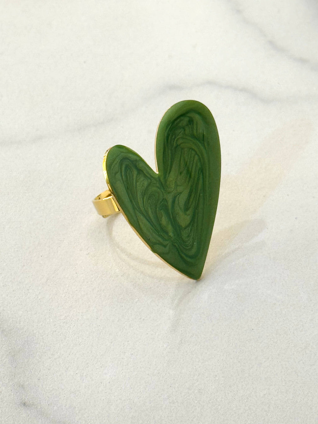 Anillo Green. Acero inoxidable chapado en oro 14K y esmalte.