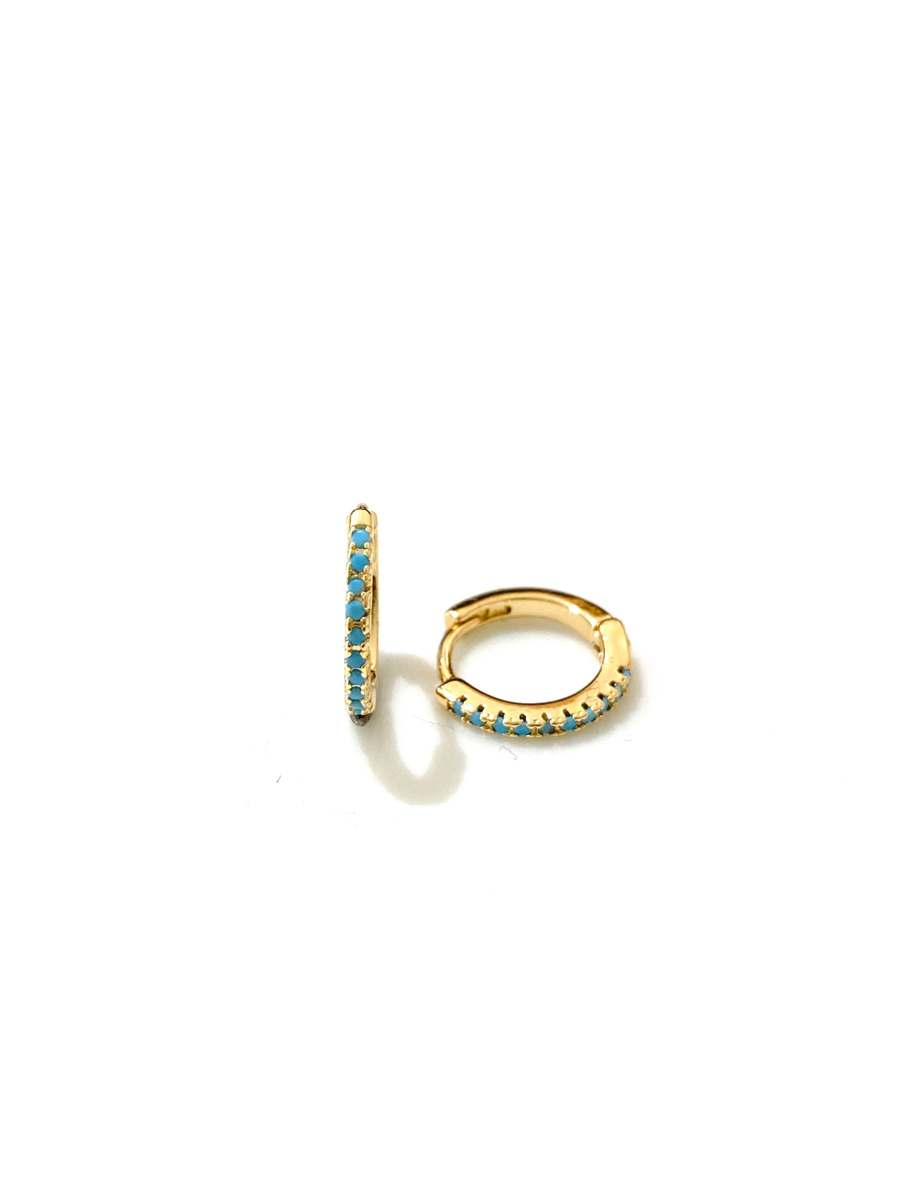 Aros pequeños. Acero inoxidable chapado oro 14K y circonias turquesa