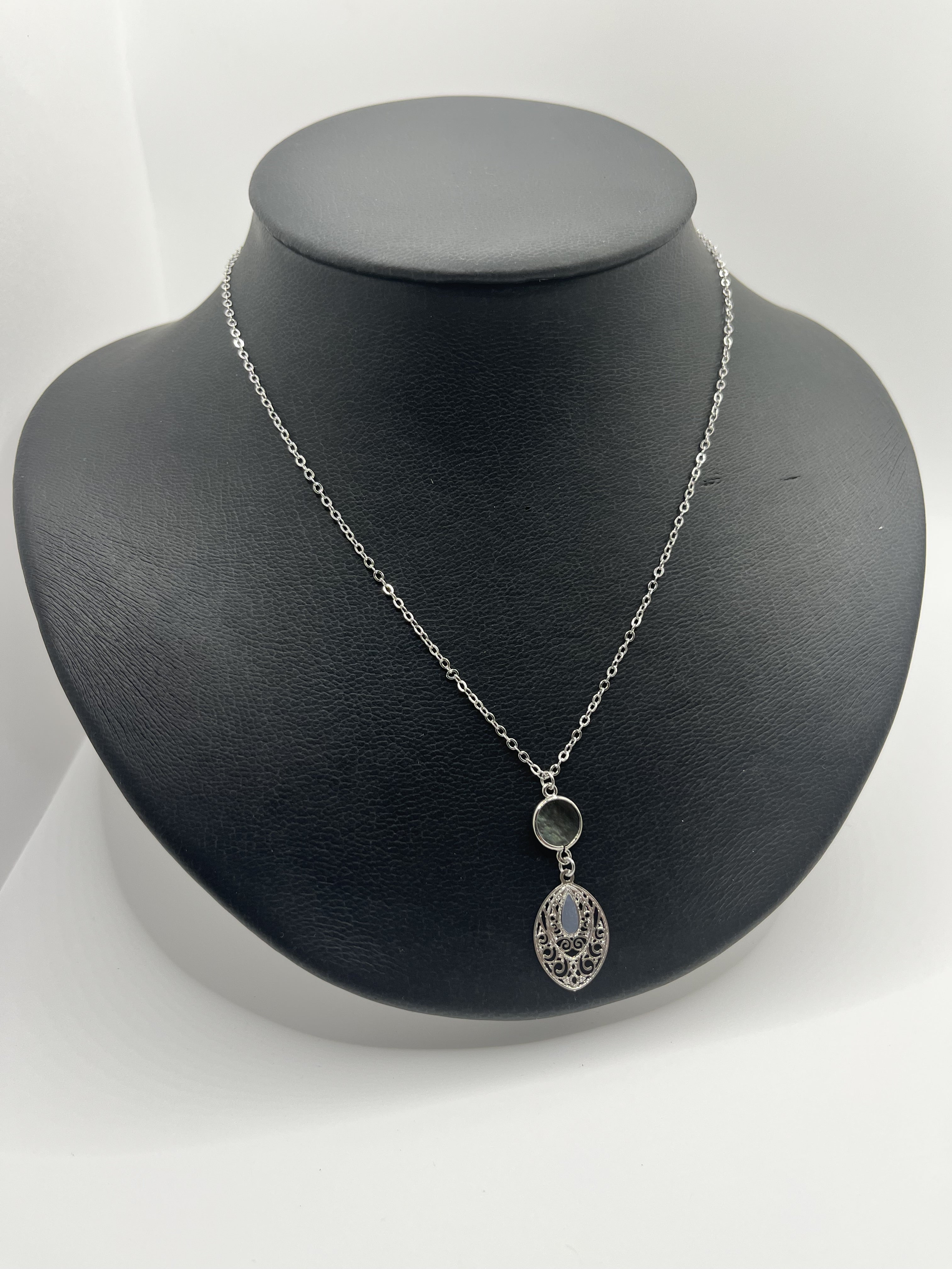 Collar Thais Plata. Latón plateado y nácar