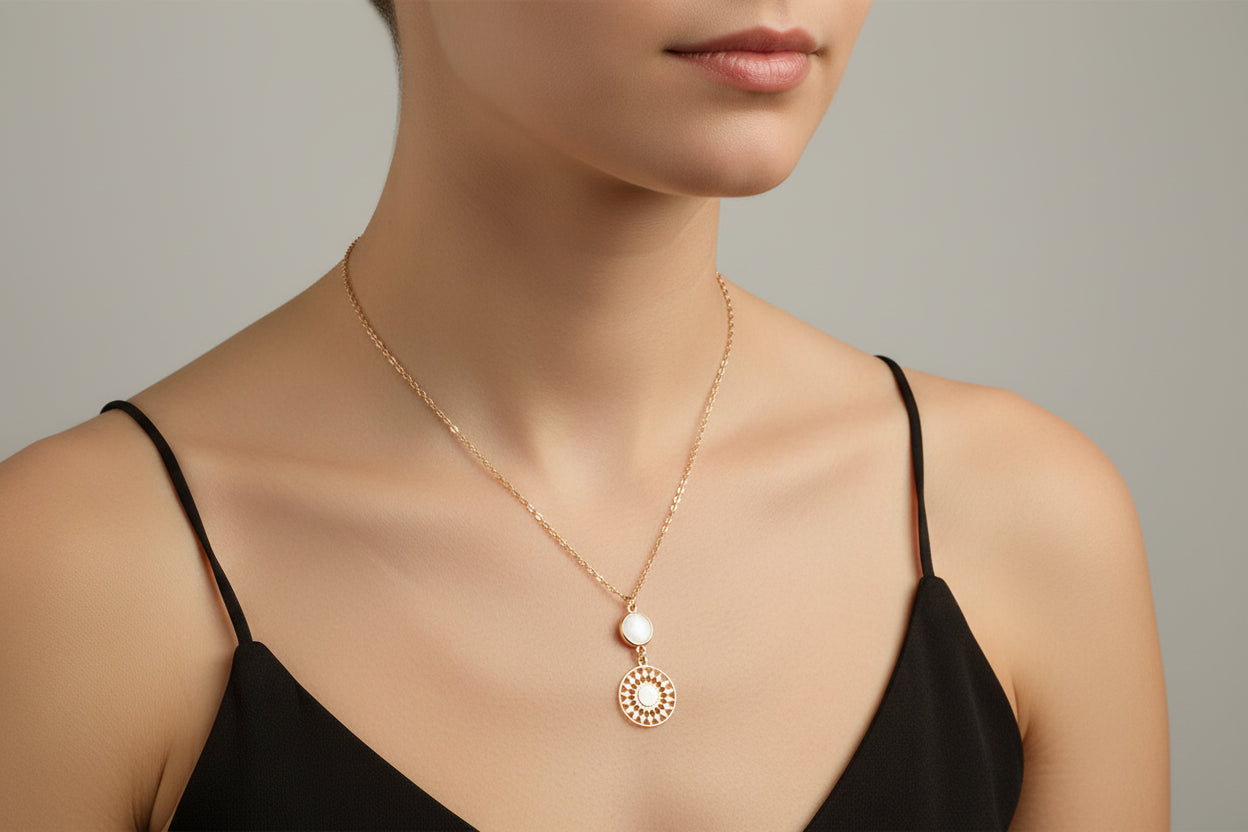 Collar Daniela. Latón dorado y nácar