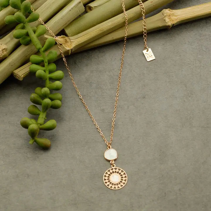 Collar Daniela. Latón dorado y nácar