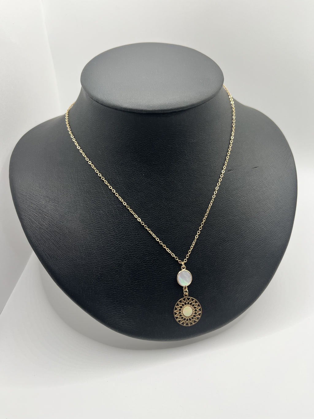 Collar Daniela. Latón dorado y nácar