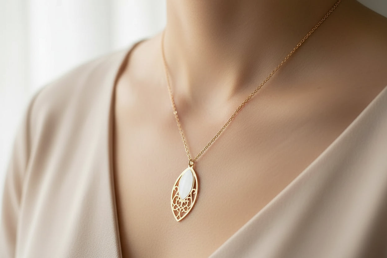 Collar Isabel. Latón dorado y nácar