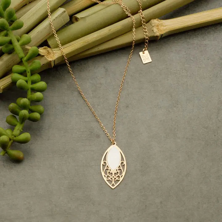 Collar Isabel. Latón dorado y nácar