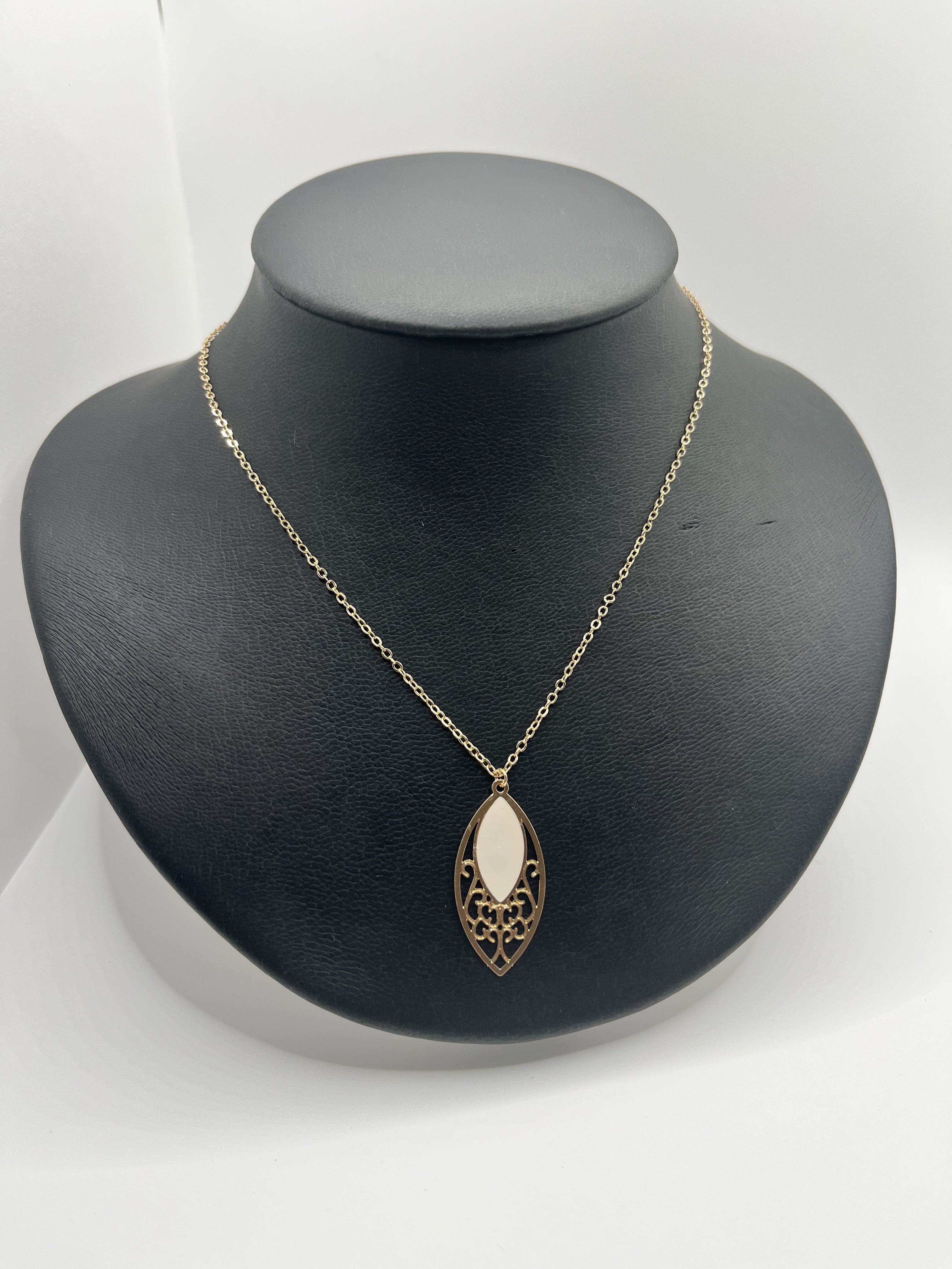 Collar Isabel. Latón dorado y nácar