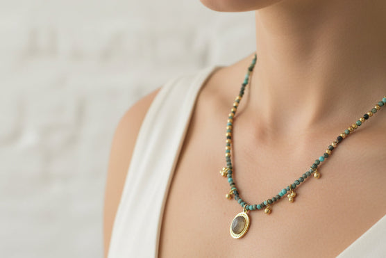 Collar Jennifer. Acero chapado en oro 14K con turquesa africana