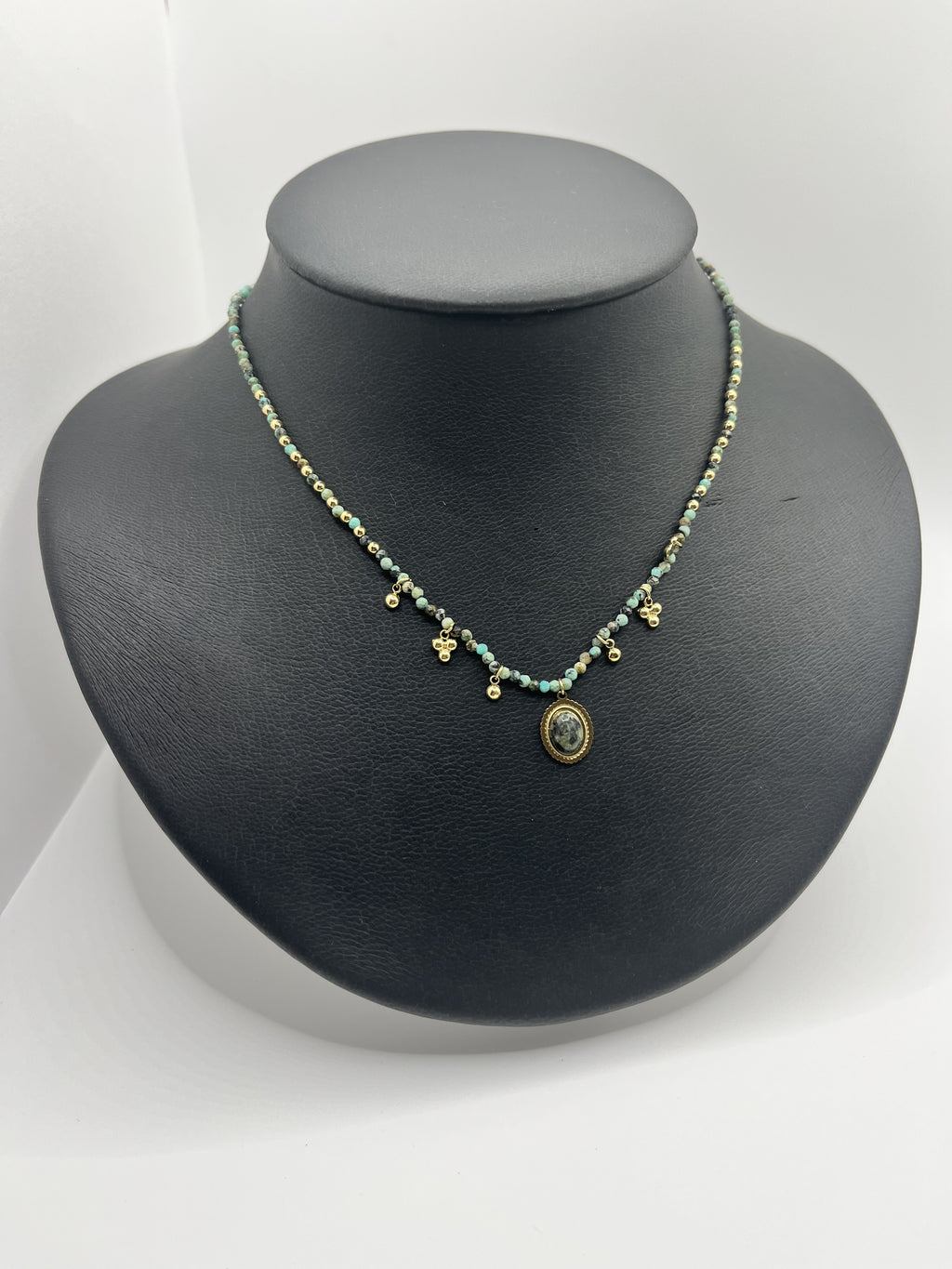 Collar Jennifer. Acero chapado en oro 14K con turquesa africana