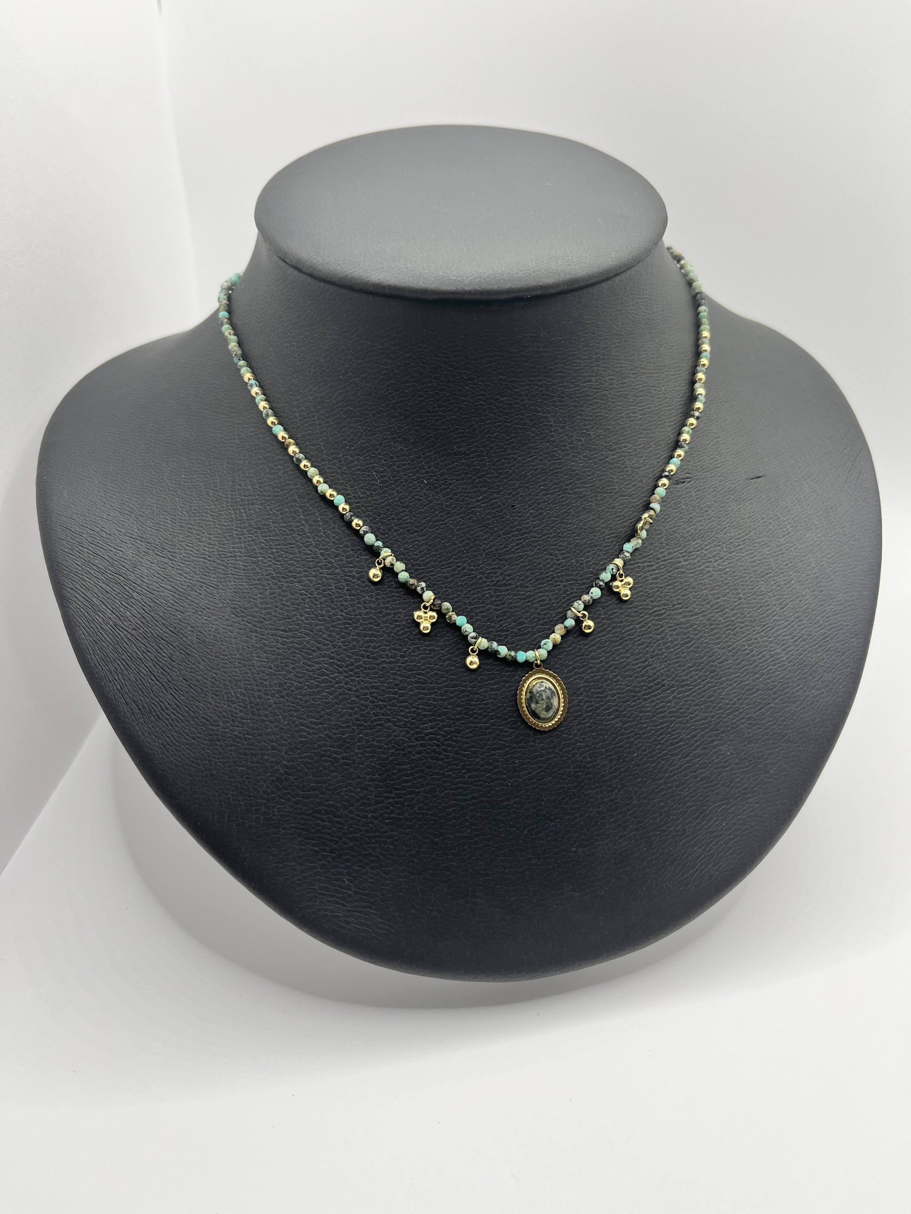 Collar Jennifer. Acero chapado en oro 14K con turquesa africana