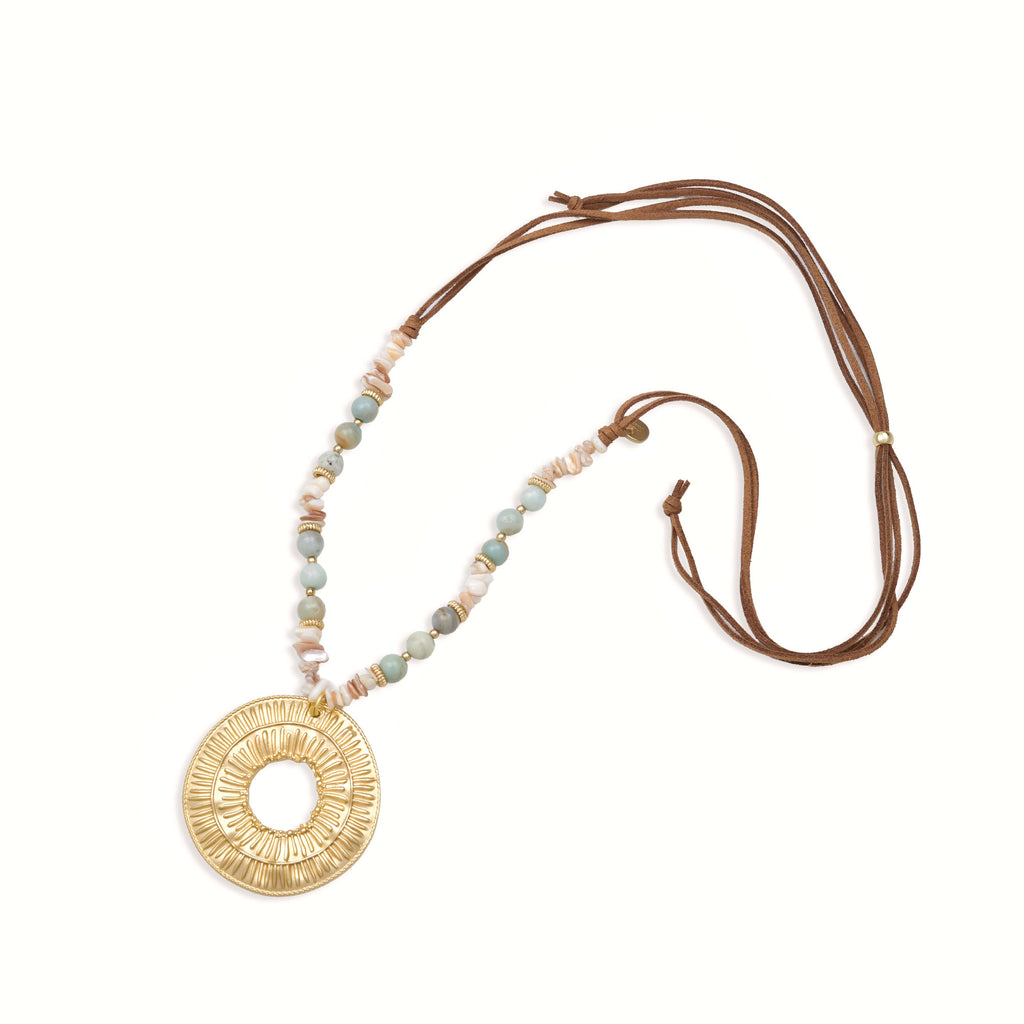 Collar Piña. Acero inoxidable bañado en oro de 14K, latón, cordón de ante y piedras minerales