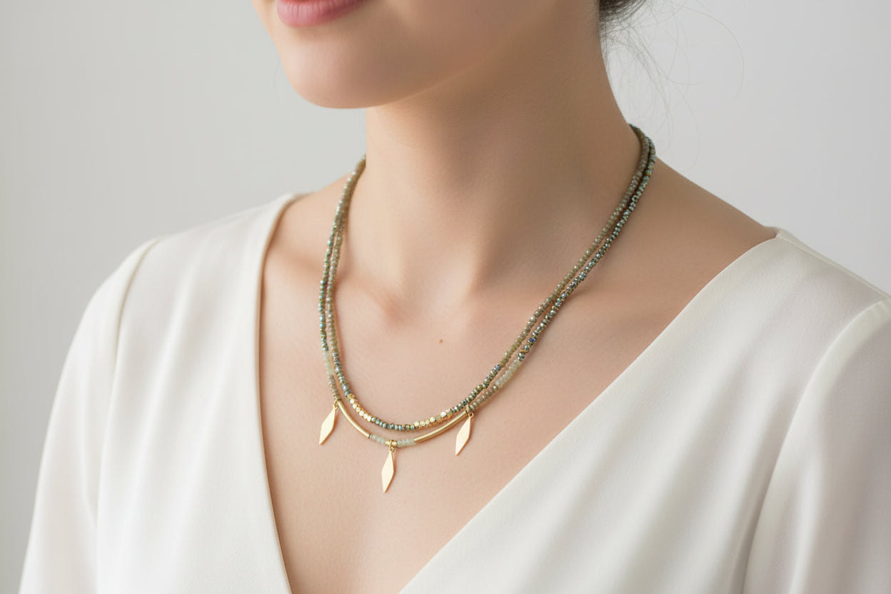 Collar Plumas. Acero dorado y cristales