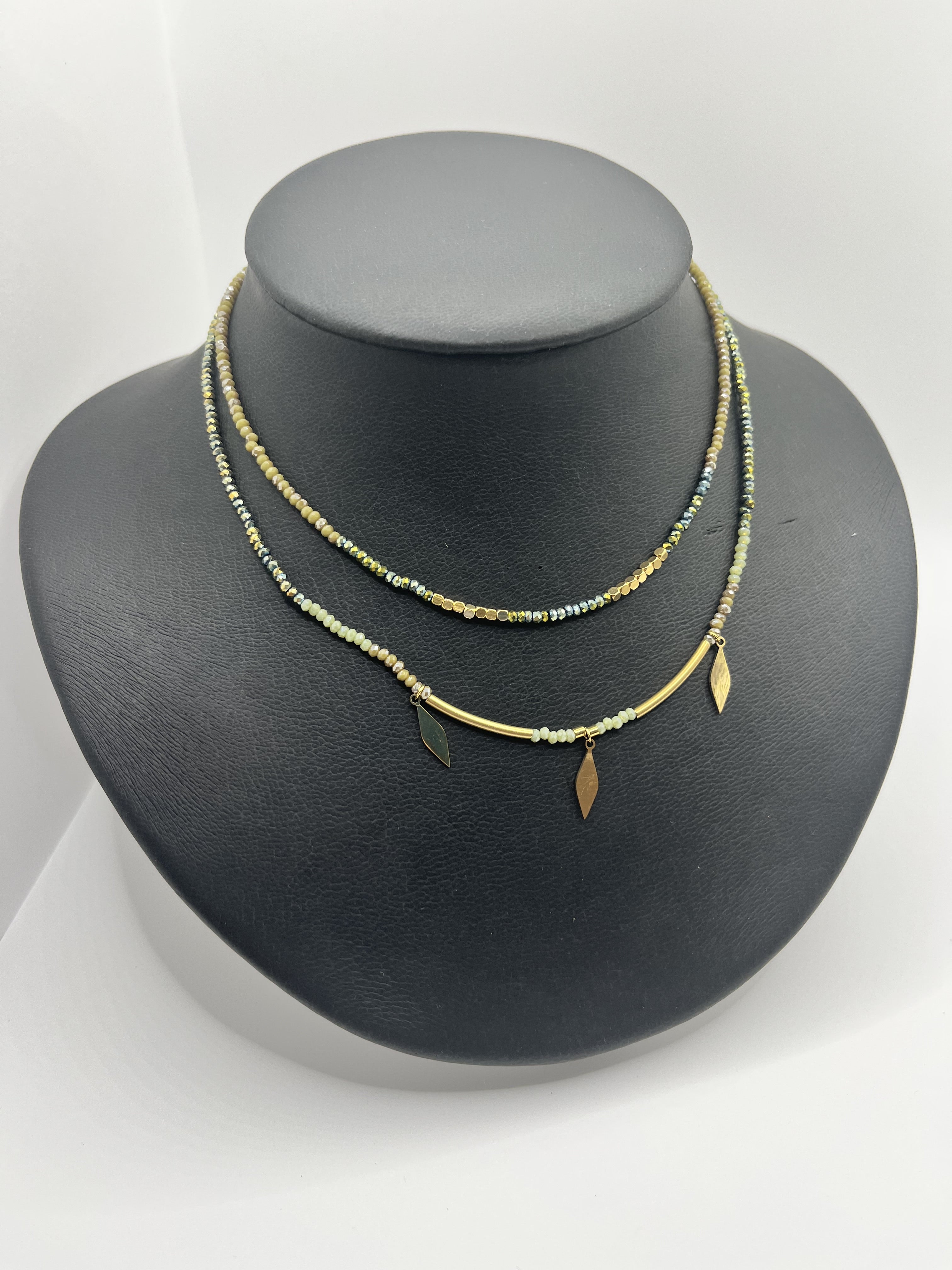 Collar Plumas. Acero dorado y cristales