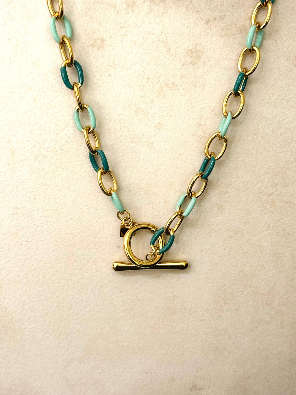 Collar Ryo. Acero inoxidable con baño de oro de 14K y esmalte