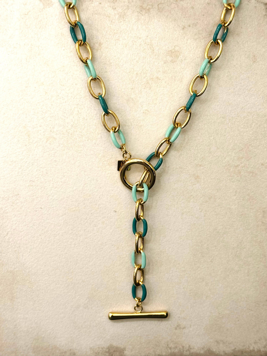 Collar Ryo. Acero inoxidable con baño de oro de 14K y esmalte