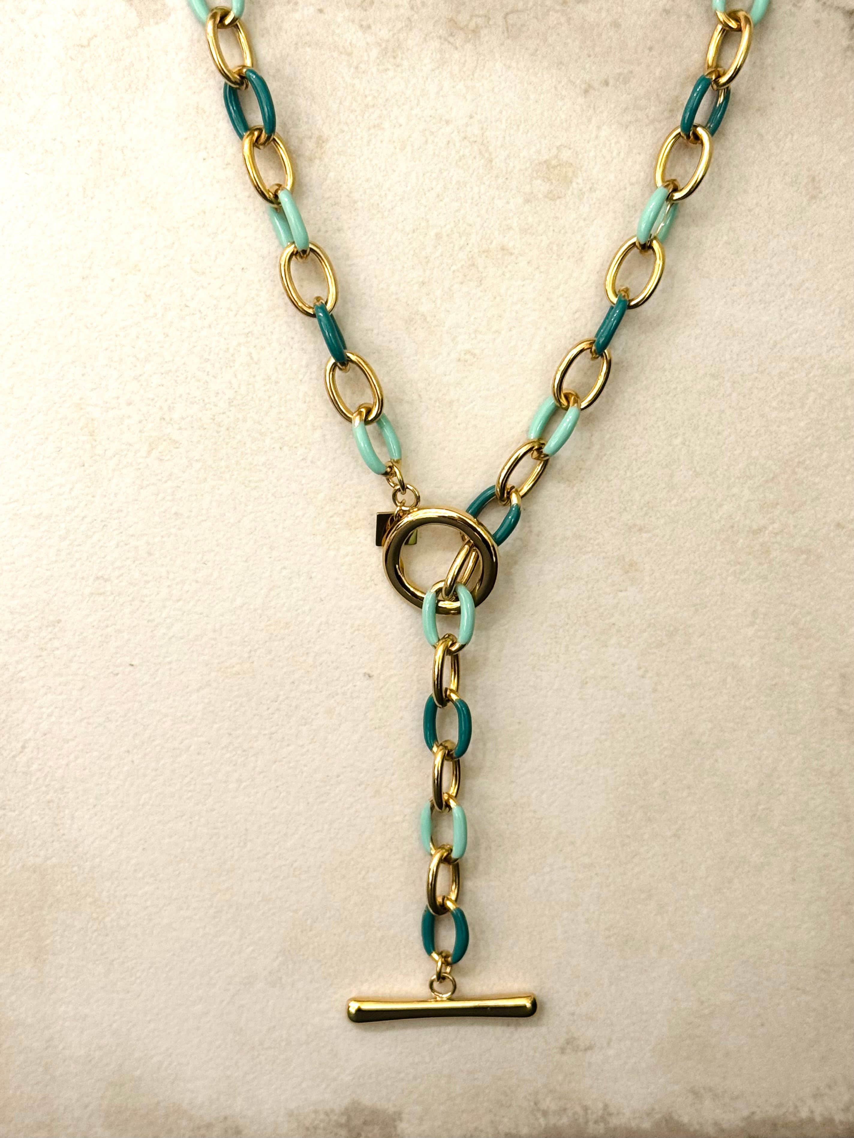 Collar Ryo. Acero inoxidable con baño de oro de 14K y esmalte