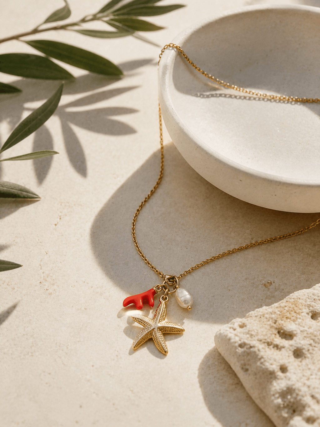 Collar Coral. Acero bañado en oro de 18K y perla natural