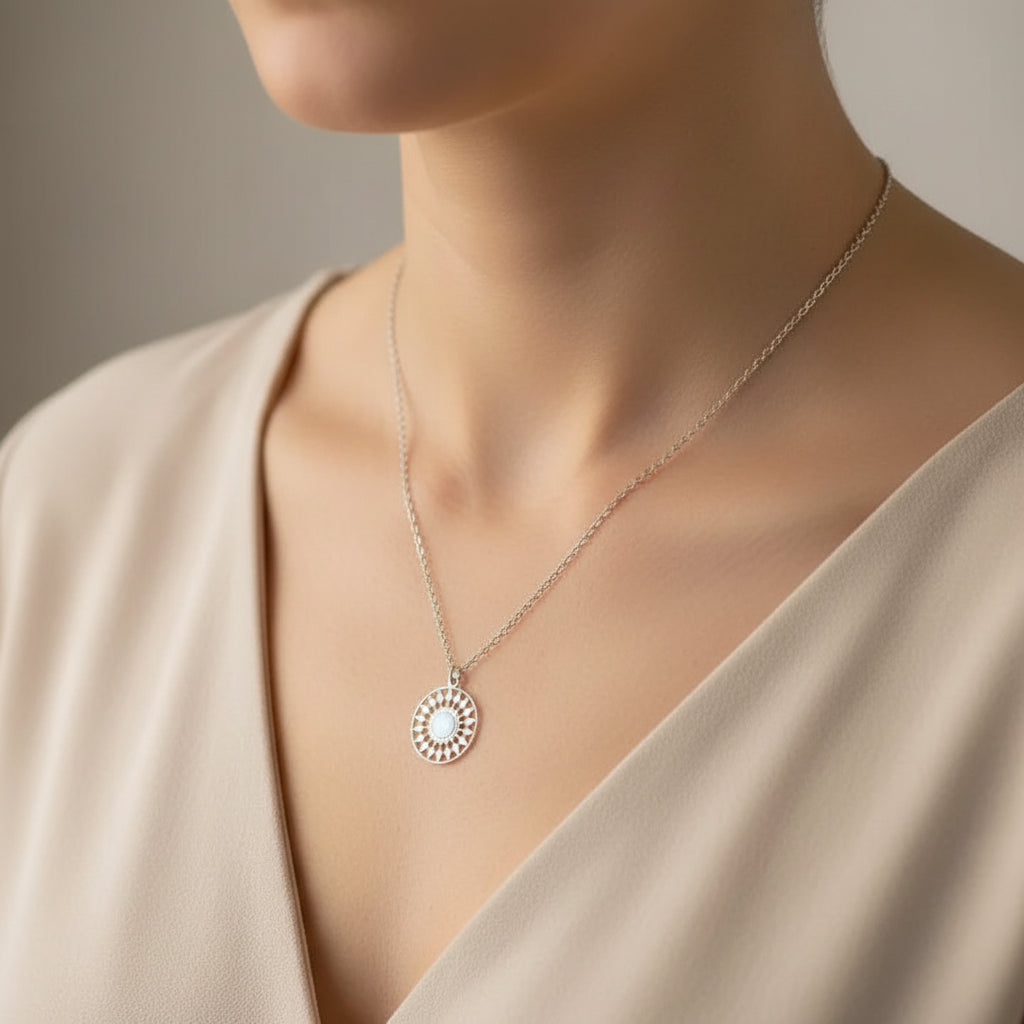 Collar Solara. Latón y nácar