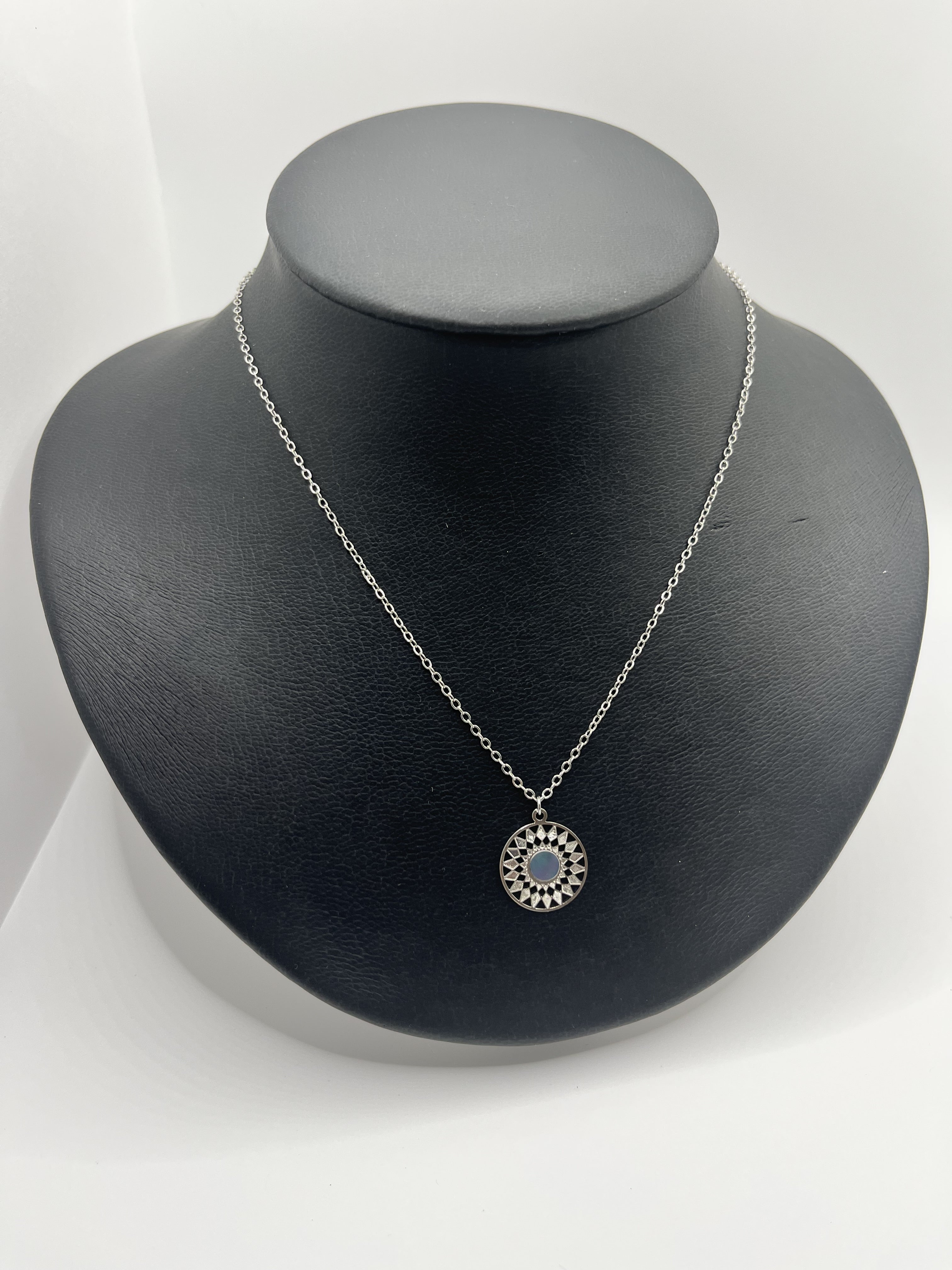 Collar Solara. Latón y nácar