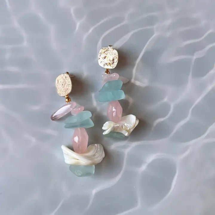 Pendientes Blossom. Latón chapado en oro, vidrio marino, cuarzo rosa y concha.