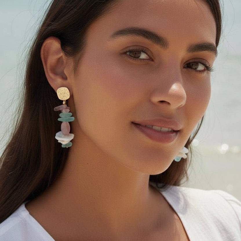 Pendientes Blossom. Latón chapado en oro, vidrio marino, cuarzo rosa y concha.