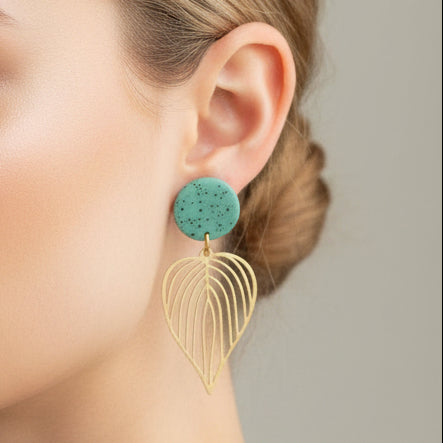 Pendientes Hoja. Arcilla polimérica y acero inoxidable bañado en oro de 18K