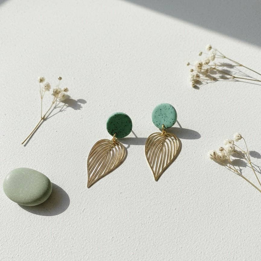 Pendientes Hoja. Arcilla polimérica y acero inoxidable bañado en oro de 18K