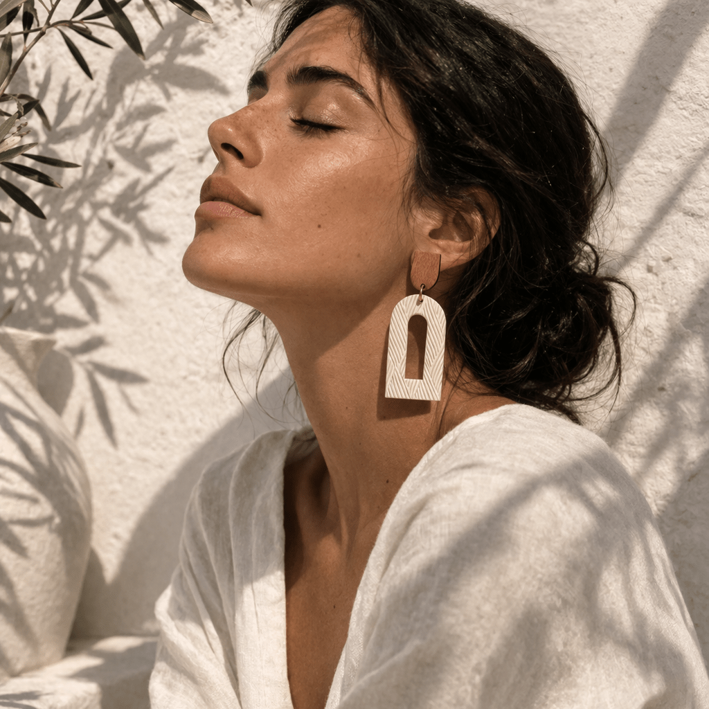 Pendientes Lya. Madera y blanco nacarado