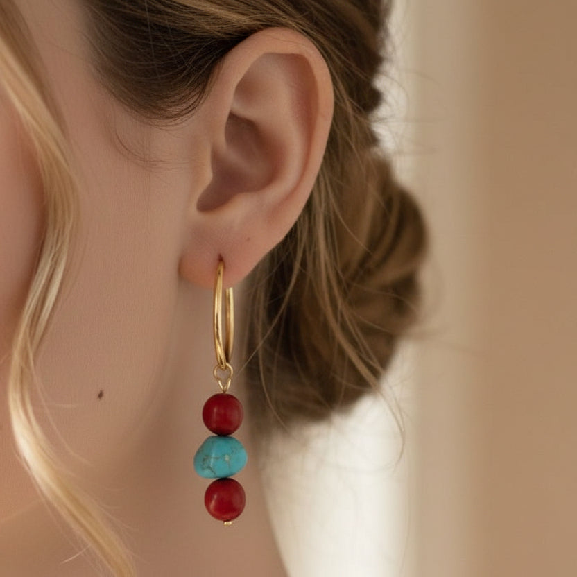 Pendientes Mai. Acero inoxidable bañado en oro, bambú coral y magnesita