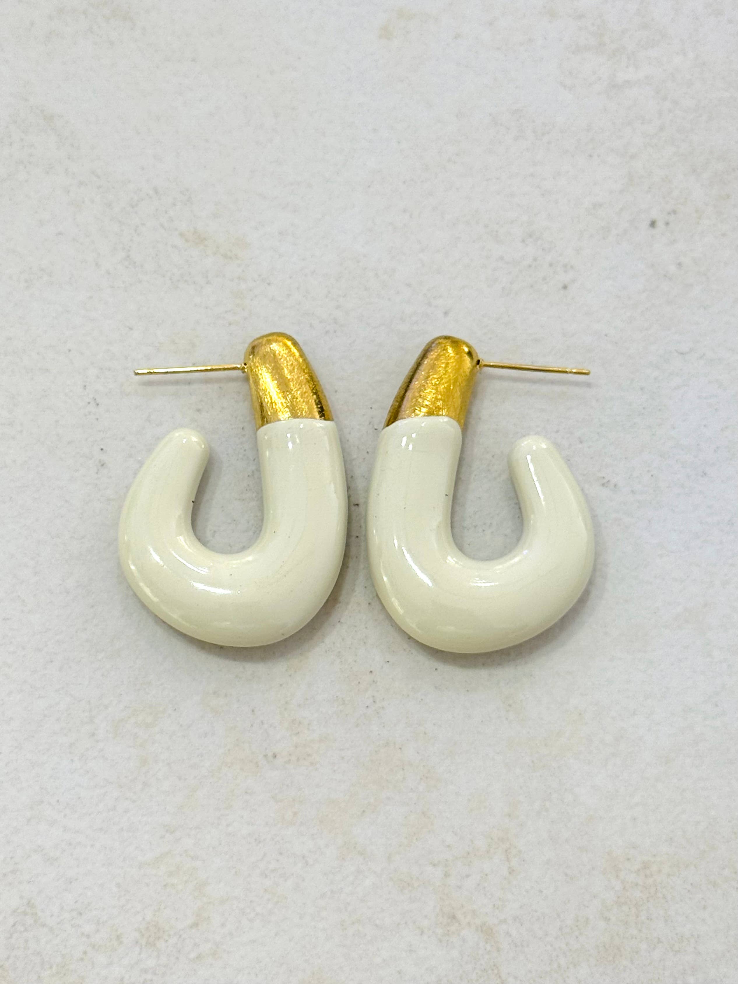 Pendientes Sahra. Acero inoxidable chapado en oro 14K y esmalte