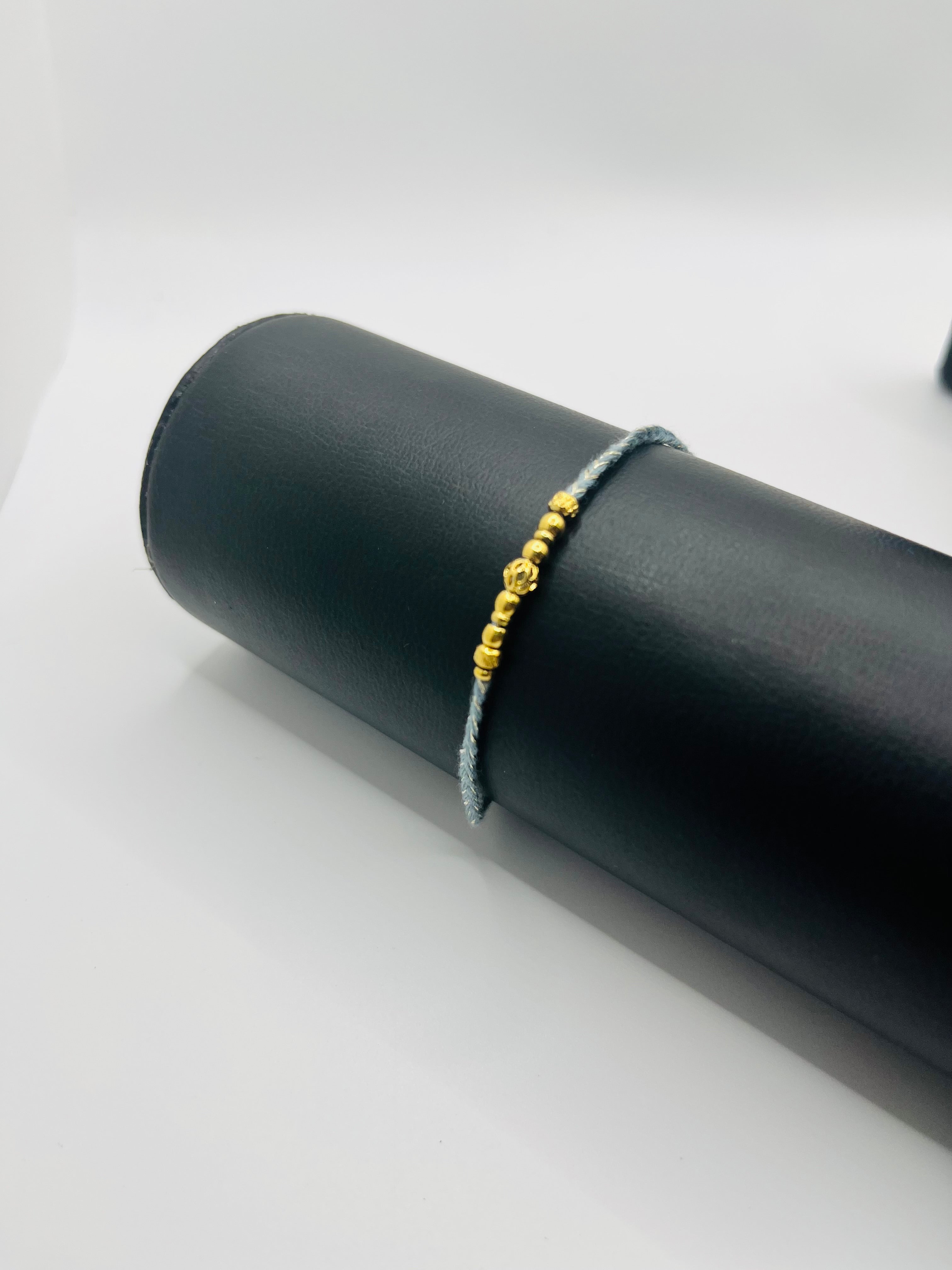 Pulsera Hilo. Acero inoxidable e hilo