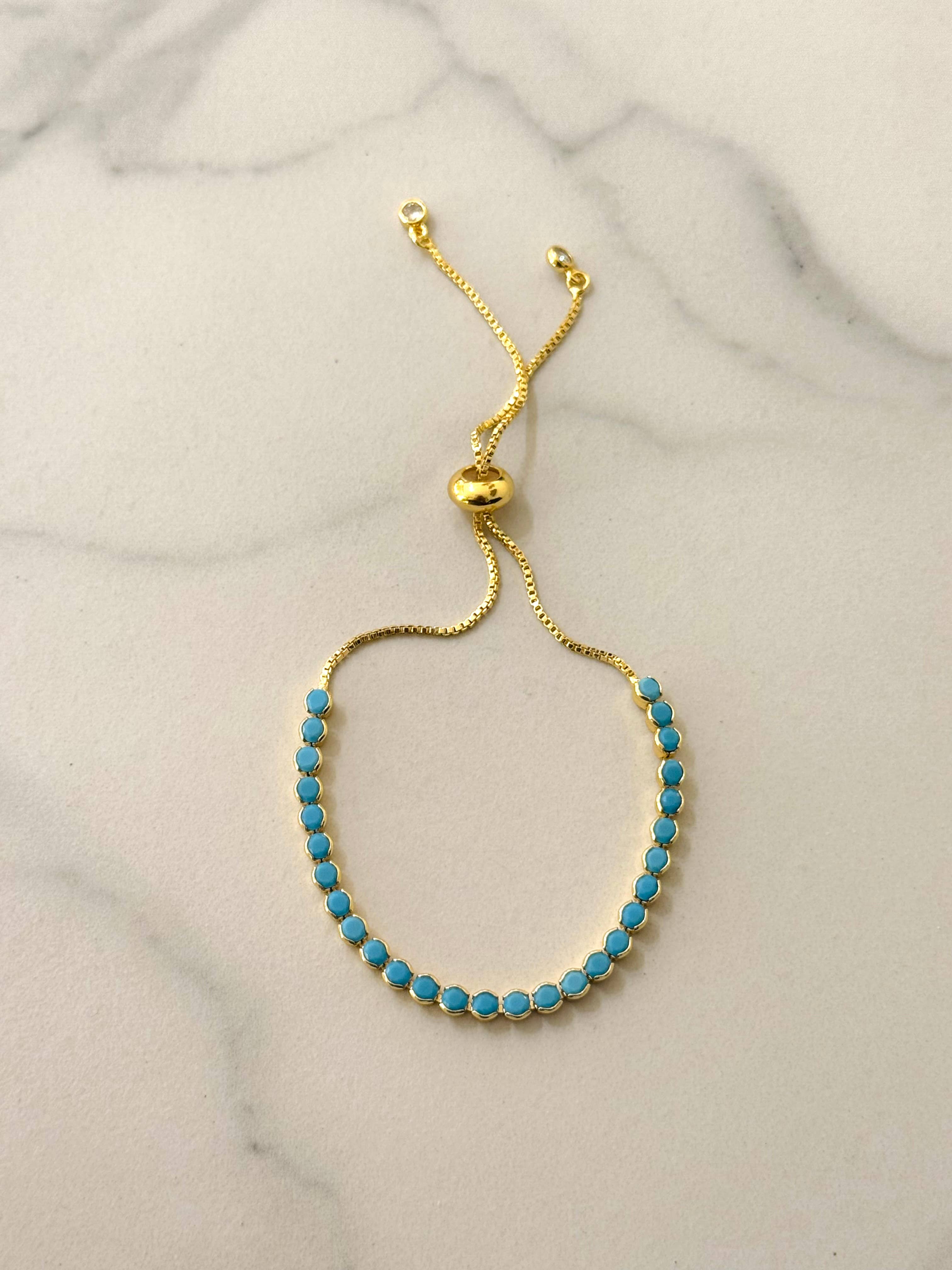 Pulsera Dai. Acero inoxidable chapado en oro de 14K ajustable con circonitas turquesas