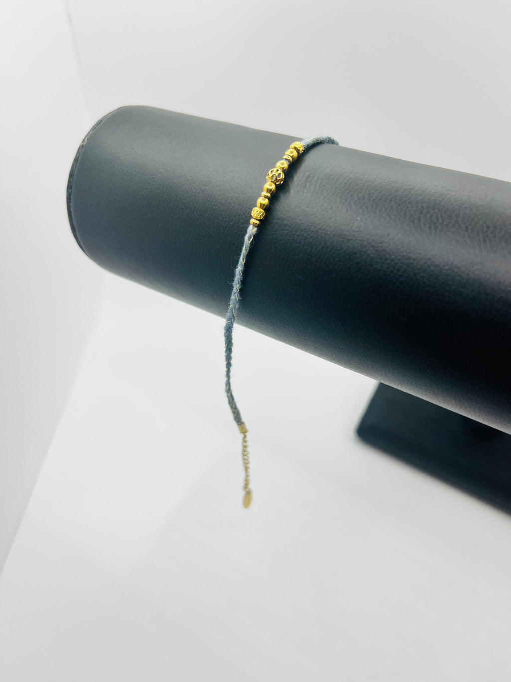 Pulsera Hilo. Acero inoxidable e hilo