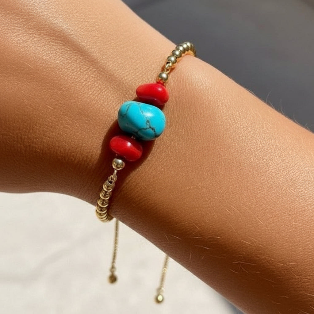 Pulsera Mai. Acero inoxidable bañado en oro 18K, turquesa de magnesita y coral bambú