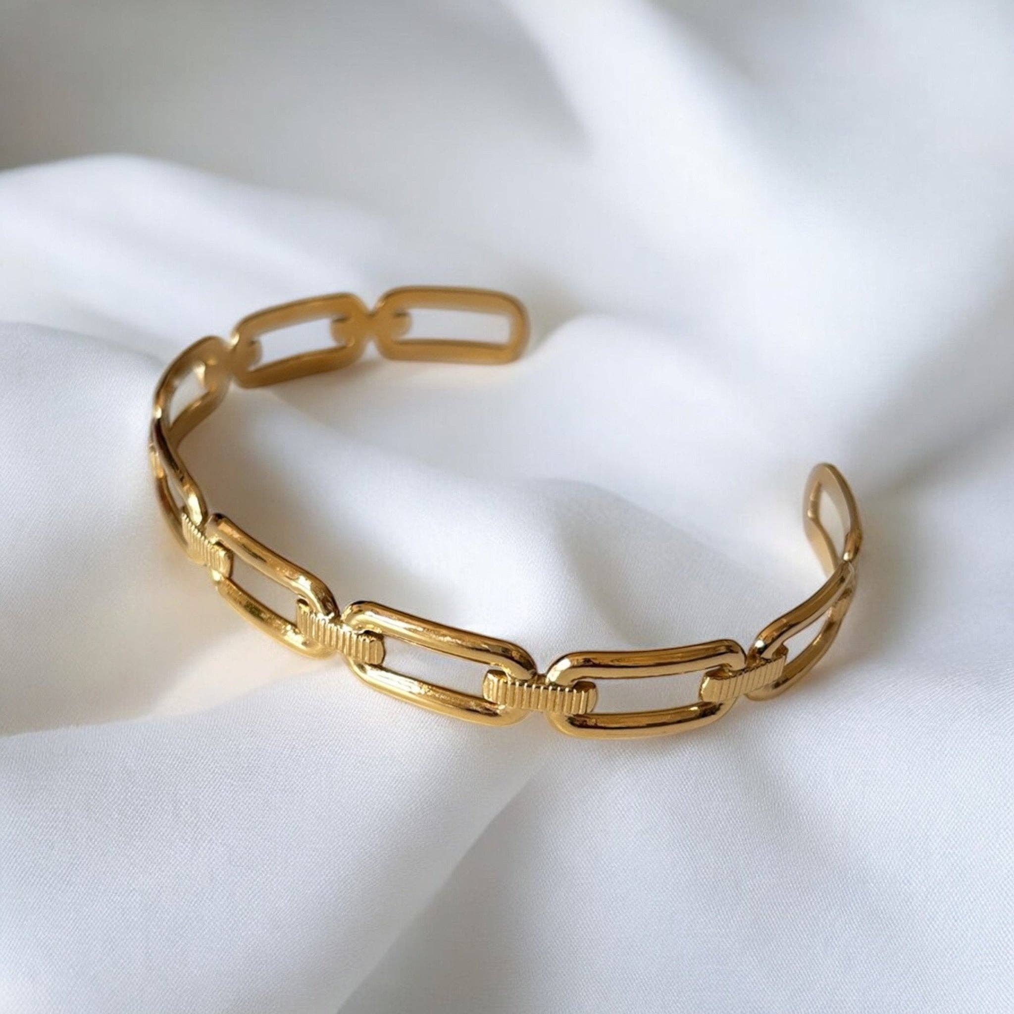Pulsera Sofisticación. Acero inoxidable chapado en oro de 18K